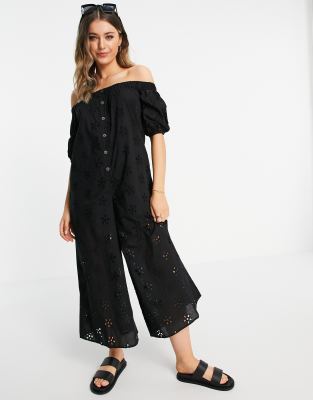 ASOS DESIGN - Schulterfreier Jumpsuit mit Puffärmeln, Frontknopfleiste und Lochmuster in Schwarz