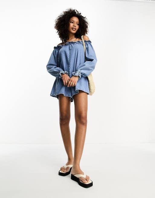 ASOS DESIGN Schulterfreier Playsuit aus weichem Denim in hellblauer Waschung ASOS