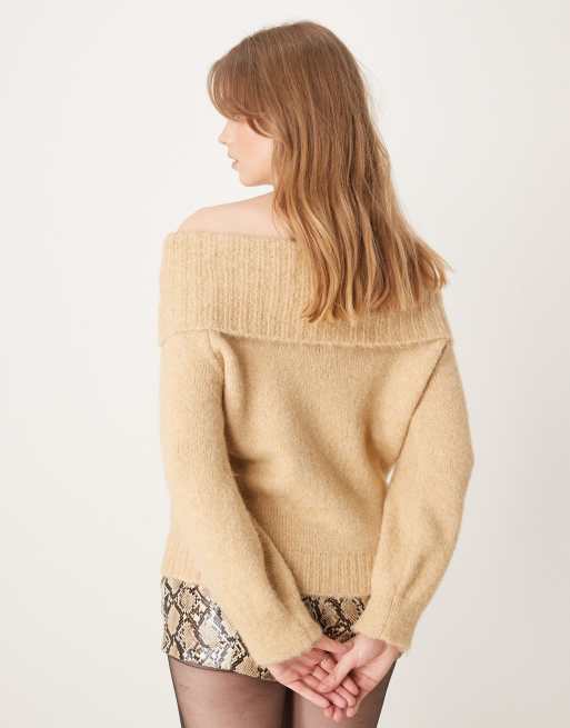 ASOS DESIGN – Schulterfreier Pullover aus Wollmix in Honigbeige mit Carmen-Ausschnitt