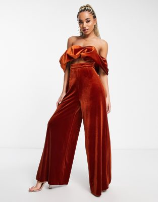 ASOS DESIGN - Schulterfreier Samt-Jumpsuit in Rostrot mit weitem Bein-Braun