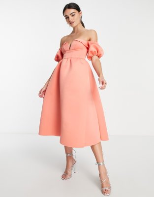 ASOS DESIGN - Schulterfreies Abschlussball-Kleid in Koralle mit gerüschtem Design-Bunt