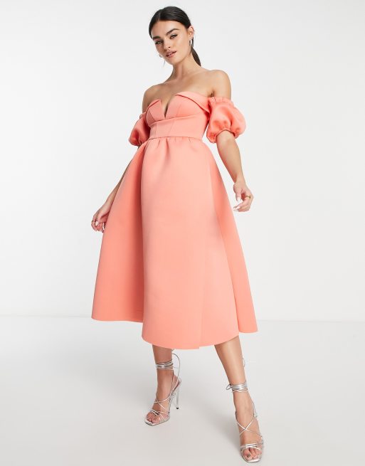 ASOS DESIGN Schulterfreies Abschlussball Kleid in Koralle mit geruschtem Design