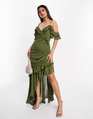 ASOS DESIGN - Schulterfreies, asymmetrisch geschnittenes Maxikleid in Khaki mit Blumenmuster und Rüschen-Grün