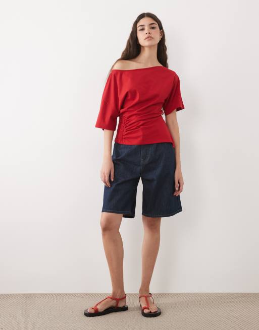 ASOS DESIGN – Schulterfreies, asymmetrisches T-Shirt in Rot mit geraffter, betonter Taille, 2 von 4