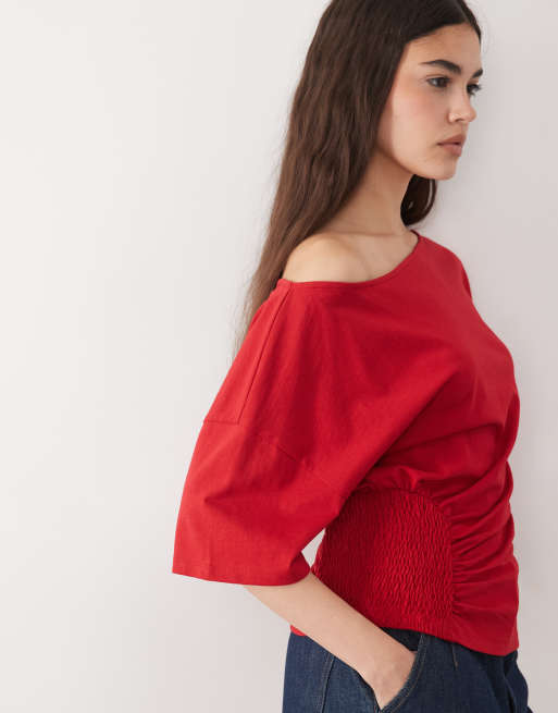 ASOS DESIGN – Schulterfreies, asymmetrisches T-Shirt in Rot mit geraffter, betonter Taille, 3 von 4