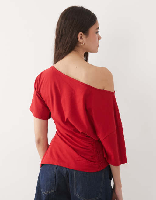 ASOS DESIGN – Schulterfreies, asymmetrisches T-Shirt in Rot mit geraffter, betonter Taille, 4 von 4