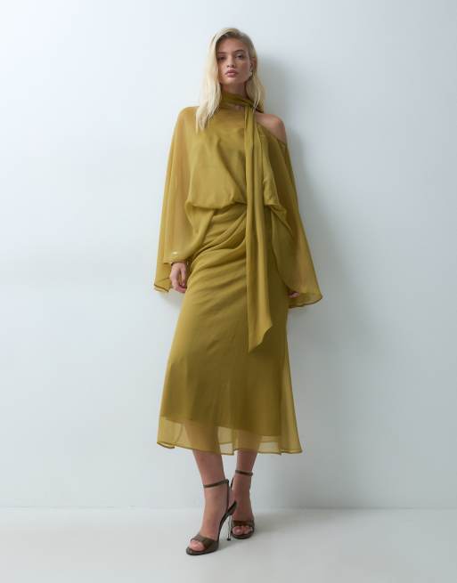 ASOS DESIGN schulterfreies Chiffon-Cape-Maxikleid mit Schal in Ocker, 4 von 5