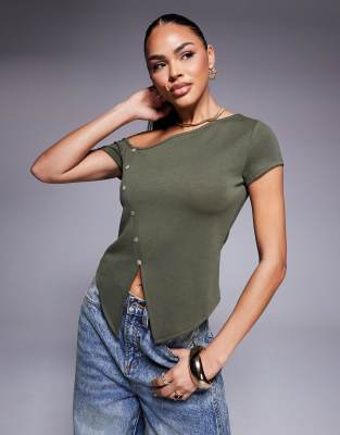 ASOS DESIGN - Schulterfreies Cupro-T-Shirt in Khaki mit Knopfleiste-Grün