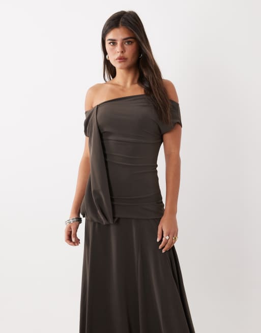 ASOS DESIGN schulterfreies, drapiertes Maxikleid in Coffee, 4 von 4