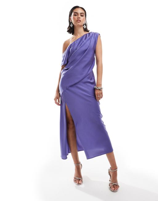 ASOS DESIGN – Schulterfreies, drapiertes Midikleid aus Satin in Blau mit Schlitz