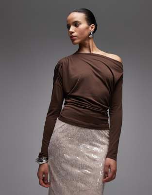 ASOS DESIGN - Schulterfreies, drapiertes Oberteil aus Modal in Schokobraun mit geraffter Taille-Brown