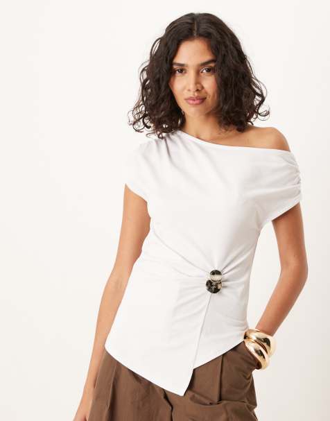 ASOS DESIGN – Schulterfreies, drapiertes T-Shirt in Weiß mit Raffung und Metall-Detail - view 1