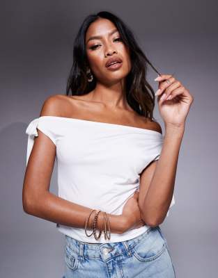 ASOS DESIGN - Schulterfreies, figurbetontes Oberteil in Elfenbeinweiß mit gebundenen Schleifendetails