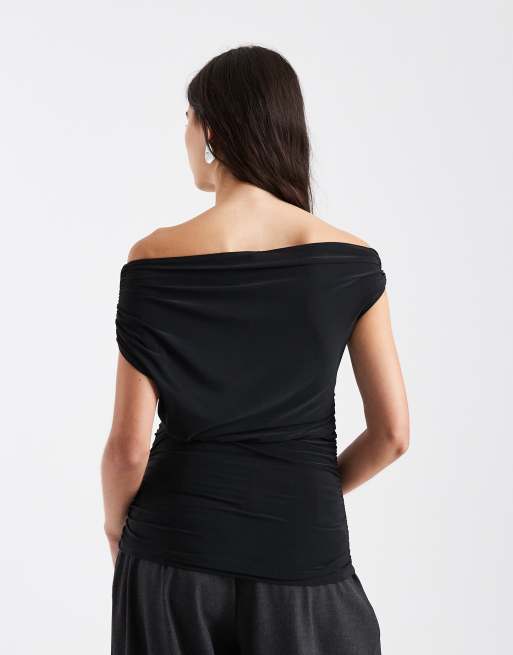 ASOS DESIGN – Schulterfreies, figurbetontes Oberteil in Schwarz mit Raffung und Carmen-Ausschnitt, 2 von 4