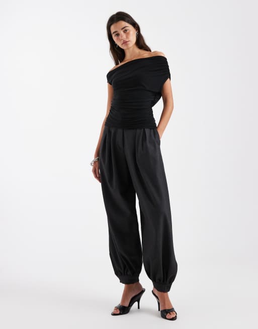 ASOS DESIGN – Schulterfreies, figurbetontes Oberteil in Schwarz mit Raffung und Carmen-Ausschnitt, 4 von 4