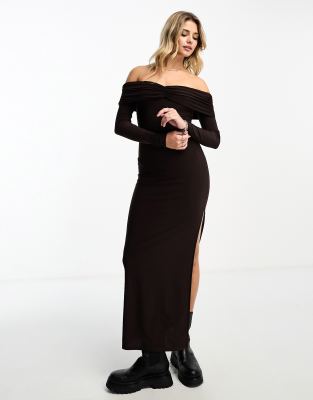 ASOS DESIGN - Schulterfreies, gerafftes Maxikleid in Dunkelbraun-Brown