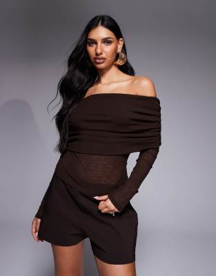 ASOS DESIGN - Schulterfreies, geripptes Oberteil in Schokobraun mit langen Ärmeln-Neutral