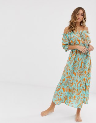 ASOS DESIGN - Schulterfreies, gestuftes Maxi-Strandkleid in Grün mit Farbblockdesign und tropischem Blumenmuster-Bunt