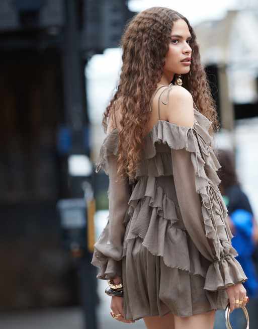 ASOS DESIGN Schulterfreies gestuftes Minikleid in Khaki mit Ruschen ASOS