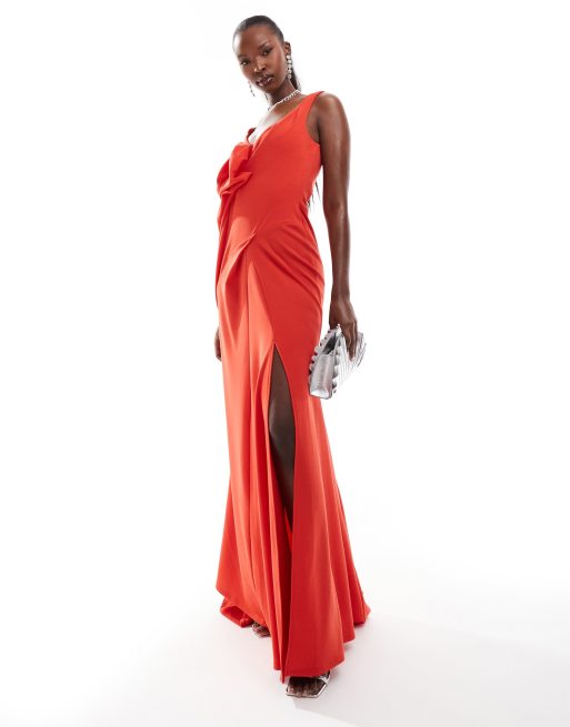 ASOS DESIGN – Schulterfreies, hochwertiges Maxikleid in Rot mit Drapierung, Rosendetail und Schwalbenschwanz-Saum