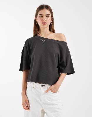 ASOS DESIGN - Schulterfreies, kastiges T-Shirt in Anthrazit mit Waffelstruktur-Grau