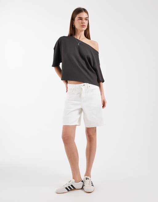 ASOS DESIGN – Schulterfreies, kastiges T-Shirt in Anthrazit mit Waffelstruktur, 2 von 4