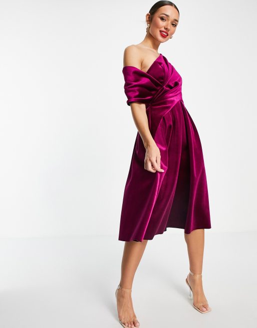 ASOS DESIGN Schulterfreies Kleid f r den Abschlussball in Midil nge aus Samt in Beerenrot