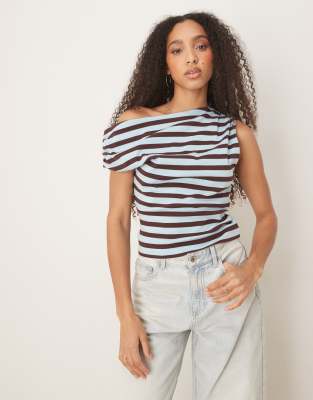 ASOS DESIGN - Schulterfreies, knapp geschnittenes T-Shirt mit gerafftem Design und braun-blauen Streifen-Bunt