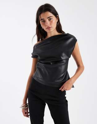 ASOS DESIGN - Schulterfreies, kurzärmliges Oberteil aus Kunstleder in Schwarz mit asymmetrischem Schnitt
