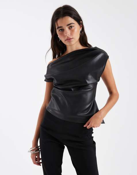 ASOS DESIGN – Schulterfreies, kurzärmliges Oberteil aus Kunstleder in Schwarz mit asymmetrischem Schnitt - view 1