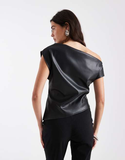 ASOS DESIGN – Schulterfreies, kurzärmliges Oberteil aus Kunstleder in Schwarz mit asymmetrischem Schnitt, 2 von 4