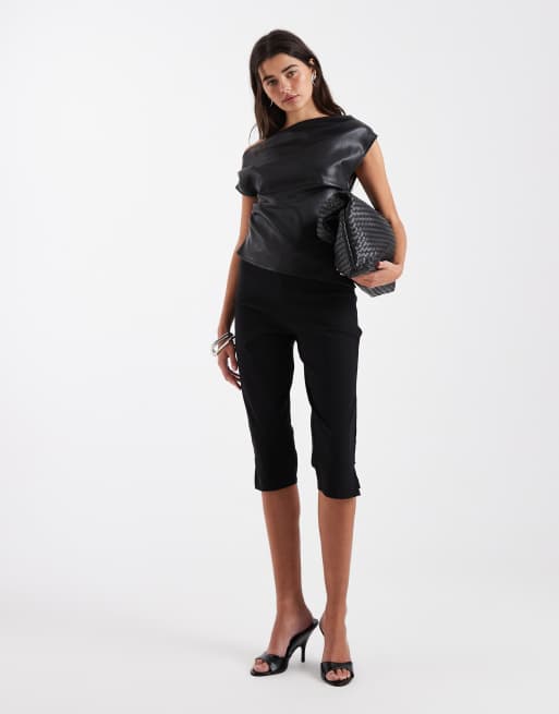 ASOS DESIGN – Schulterfreies, kurzärmliges Oberteil aus Kunstleder in Schwarz mit asymmetrischem Schnitt, 4 von 4