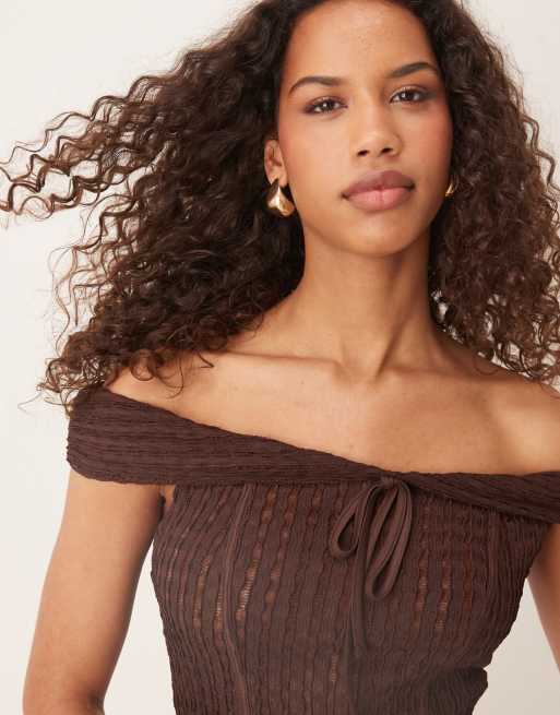 ASOS DESIGN – Schulterfreies, kurzärmliges Oberteil aus strukturiertem Material in Schokobraun mit Bindedetail, 2 von 4