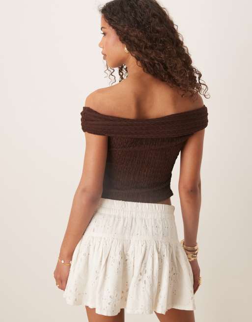 ASOS DESIGN – Schulterfreies, kurzärmliges Oberteil aus strukturiertem Material in Schokobraun mit Bindedetail, 4 von 4