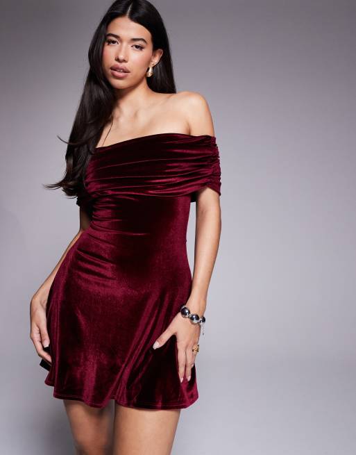 ASOS DESIGN – Schulterfreies, kurzes Skater-Kleid aus Samt in Beerenrot, 3 von 4
