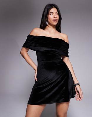 ASOS DESIGN - Schulterfreies, kurzes Skater-Kleid aus Samt in Schwarz