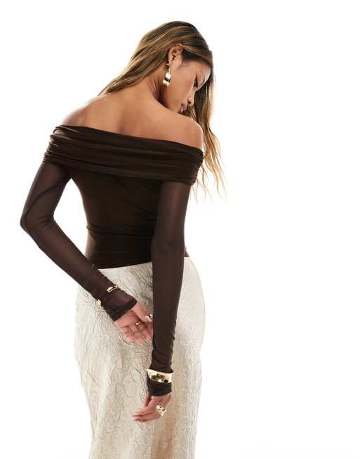 ASOS DESIGN – Schulterfreies, langärmliges Bardot-Oberteil in Braun mit gewickelter Vorderseite, 4 von 4
