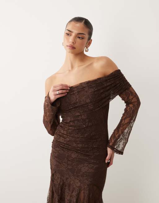 ASOS DESIGN – Schulterfreies, langärmliges Maxikleid aus Spitze in Schokobraun, 4 von 4