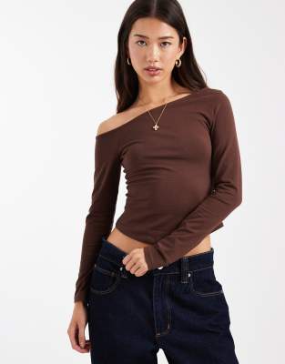 ASOS DESIGN - Schulterfreies, langärmliges Oberteil aus Baumwolle in Schokobraun-Brown