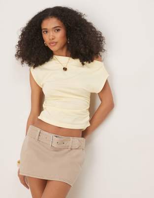 ASOS DESIGN - Schulterfreies, langärmliges Oberteil in Buttermilchgelb mit seitlicher Raffung