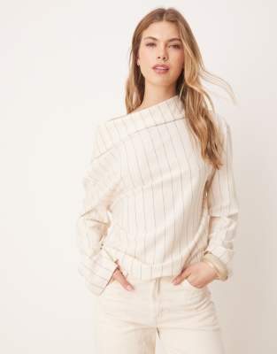 ASOS DESIGN - Schulterfreies, langärmliges Oberteil in Creme mit Nadelstreifen und Umschlag-Ausschnitt-Weiß