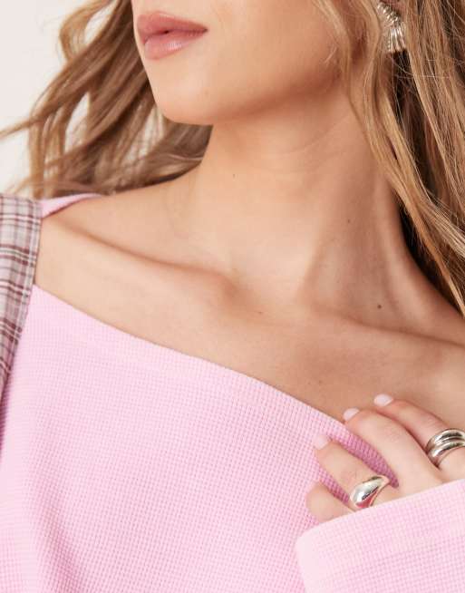 ASOS DESIGN – Schulterfreies Langarmshirt in verwaschenem Rosa mit Waffelstruktur, 4 von 4