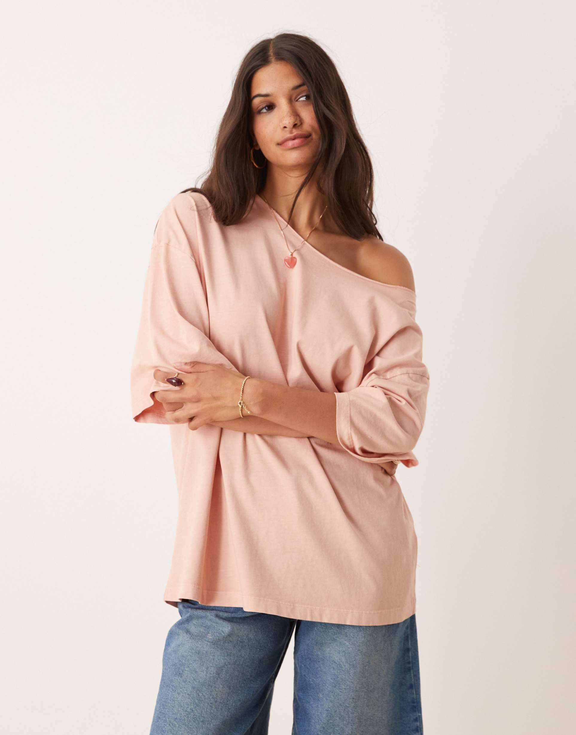 ASOS DESIGN – Schulterfreies, locker sitzendes Oversize-T-Shirt in verwaschenem Rosé - view 1