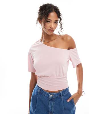 ASOS DESIGN - Schulterfreies, lockeres Oberteil aus Cupro in Rosa mit tailliertem Schnitt