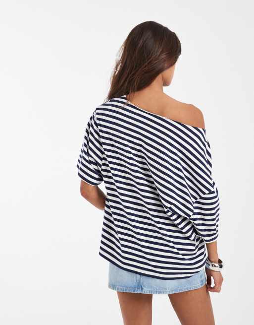 ASOS DESIGN – Schulterfreies, lockeres Oversize-Sweatshirt in Marineblau gestreift, 4 von 4