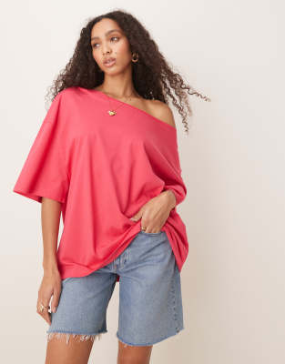 ASOS DESIGN - Schulterfreies, lockeres Oversize-T-Shirt in Himbeer-Rosa