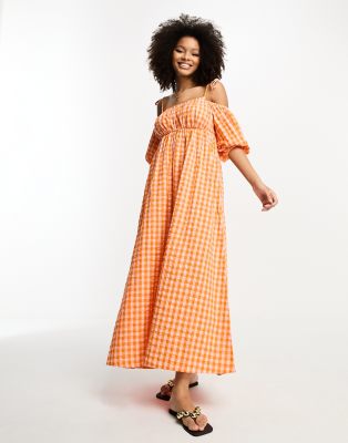 ASOS DESIGN - Schulterfreies Maxikleid aus Baumwolle mit geraffter Brustpartie und Vichy-Karomuster in Rosa und Orange-B...