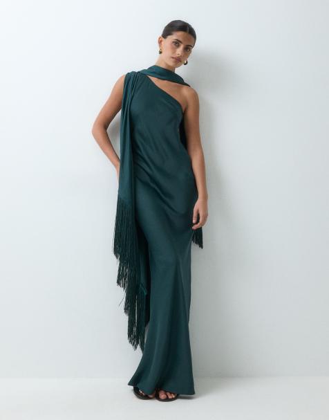 ASOS DESIGN schulterfreies Maxikleid aus Satin mit Fransen und Schal in Dunkelgrün - view 1