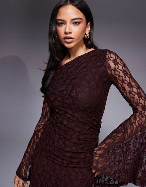 ASOS DESIGN – Schulterfreies Maxikleid aus Spitze in Pflaume mit akzentuierten Bündchen, 2 von 4