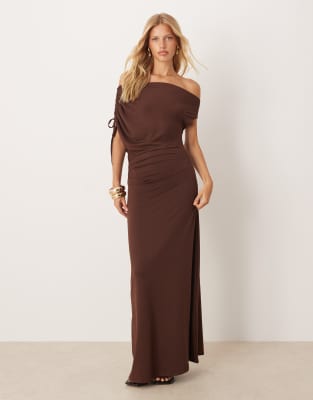 ASOS DESIGN - Schulterfreies Maxikleid in Braun mit Tunnelzug-Neutral